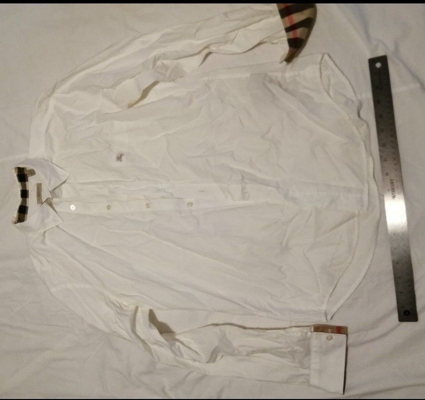 Burberry Men's Sherfield Sport Shirt Brit M 100%cotton white+a fine Cloth Bag
There is a light yellowish spot which I think can be easily cleaned. Oth