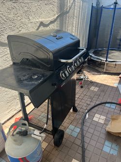 Asador gratis con un dos tanques de gas