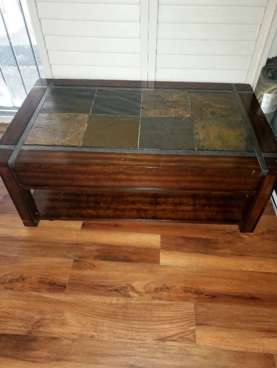 Coffee Table w/rising Top