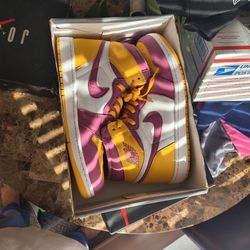 Jordan 1s Cotures And The Jordan 1s Lakers Great Shape Like New 
