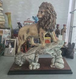Proud Watch Lion Sculpture by Giuseppe Armani Signed 1985