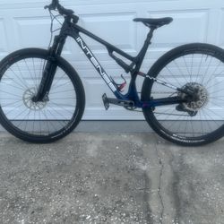 MOUNTAIN BIKE: FULL SUSPENSION AND CARBON FIBER