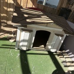 Dog House FREE MUST BE PICKED UP TODAY 