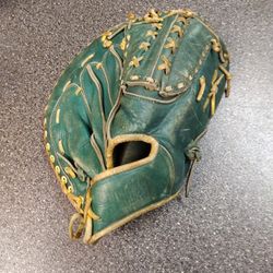 EVERLAST. FRISTBASEMANS MITT IN VERY GOOD CONDITION. VERY RARE AN VERY GREEN