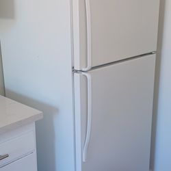Whirlpool 18.2 CU Top Freezer Refrigerator (Palmdale Area)