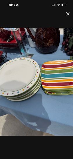 8 platos grandes y 5 mediano 2 tazones todo lo que es la vajilla de esta colección $55
