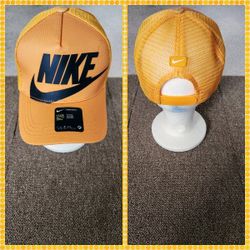 NIKE SNAPBACK HAT. 