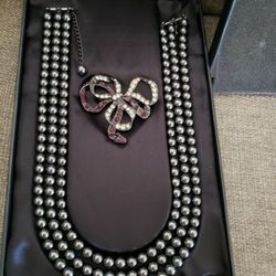 JAFRA Triple-Strand Pearl Necklace/Brooch Set New In Box For Women 