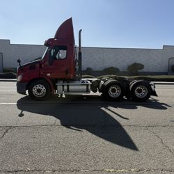2014 Freightliner Cascadia / DD-13 / only 378K miles &1400 original hours. 