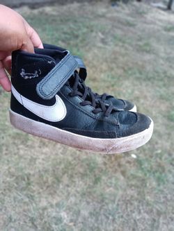 Boys/Girls sneakers shoes Nikes high top size 1