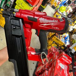 MILWAUKEE M18 CORDLESS FRAMING NAILER 21 Grease Fuel Brushless $350