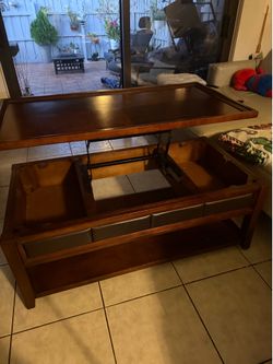 Lift top coffee table