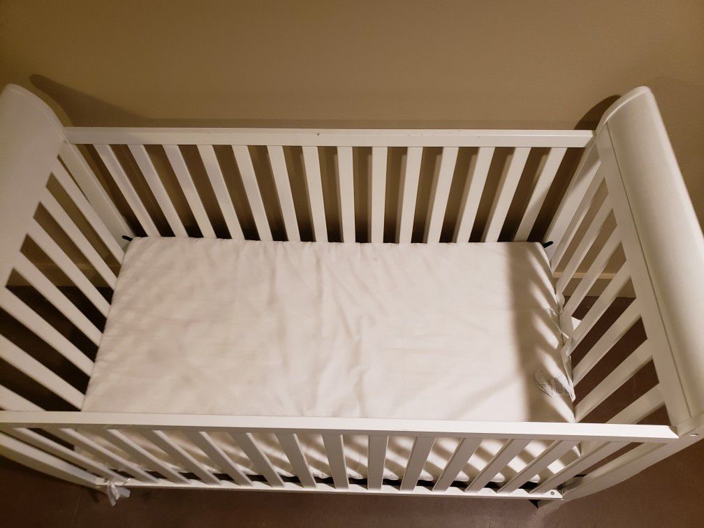 Baby crib almost like new