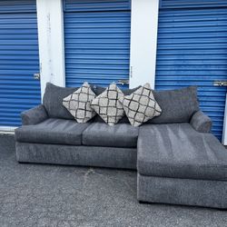 OBO Georgous Gray Reversible Broyhill Sectional FREE DELIVERY!*