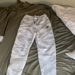 Men’s Nike Tech Fleece Camo Bottoms (S)