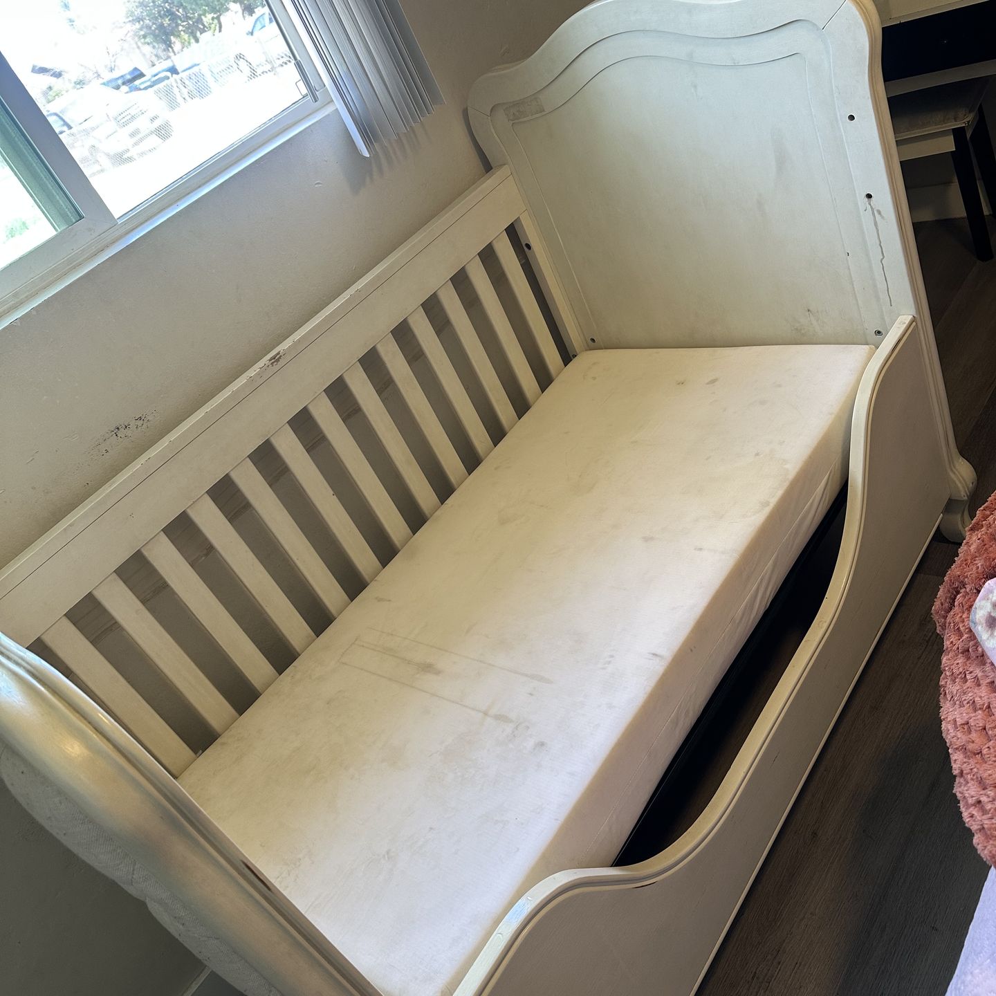 White vintage crib very good condition.