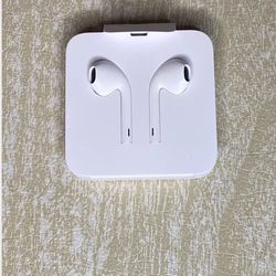 NEW Authentic Apple EarPods with Lightning Connector - iPhone 7 / 8 /X /XS White