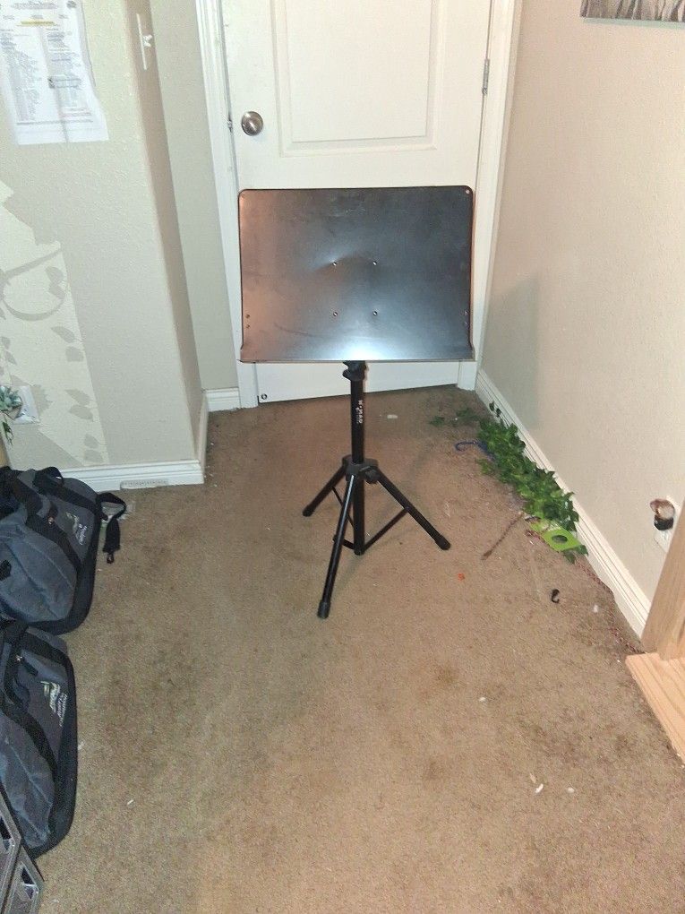 "No Man Music Stand"