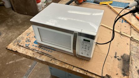 White Hamilton Beach Microwave WORKS GREAT