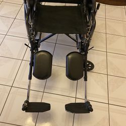 Wheelchair with adjustable footrest 