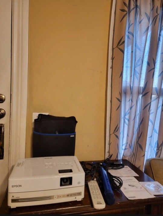Epson PowerLite Presenter Projector HD 3LCD 2500 Lumens Color DVD Player Combo HDMI Bundle 