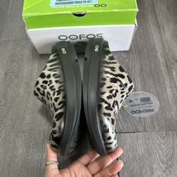 OOFOS Oocloog Limited Edition Cheetah Leopard Print Comfort