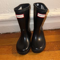HUNTER RAIN BOOTS FOR KIDS  SIZE 8 IN KIDS 