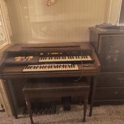 Electric Organ With Lots Of Sounds $50 Or Best Offer
