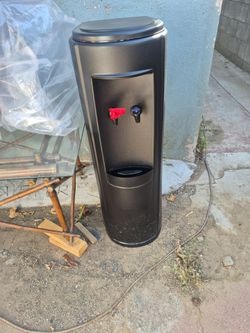 Black hot and cold water dispenser with filter
