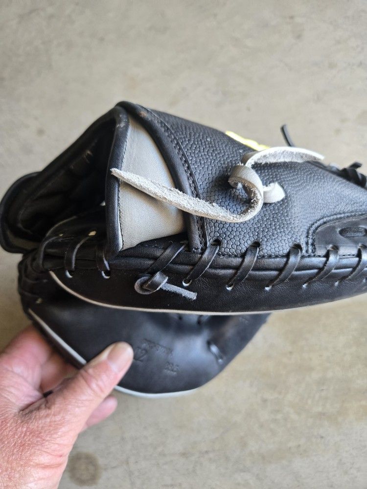 Wilson A2000 SuperSkin M2 33.5" Baseball Catcher's Mitt: WTA20RB18M2SS