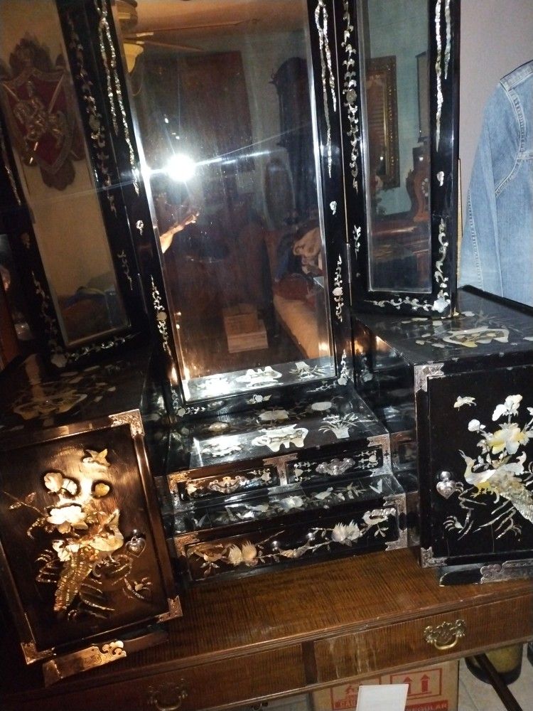 Oriental Vanity 