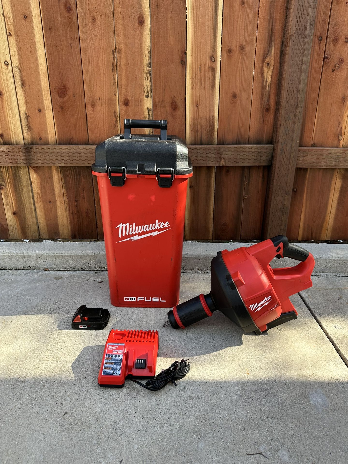 Milwaukee 18V Cordless Plumbing Drain Snake Auger Kit with w/ CABLE DRIVE & 5/16 in. x 35 ft. Cable