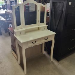Petite Make-up Vanity Desk. 