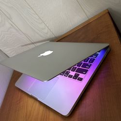Apple MacBook Pro 13” Retina I5/8GB/256GB SSD $180