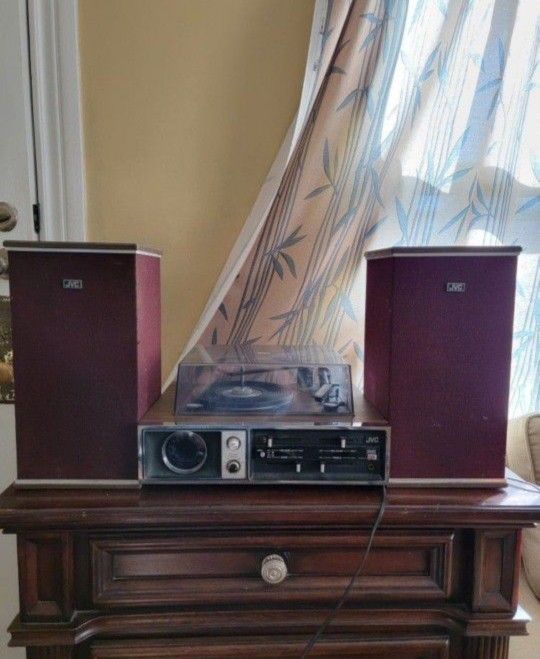 JVC Turntable With AM And FM Radio Comes With Original Speakers 