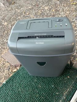 INSIGNIA CROSSCUT MICROCUT 10-SHEET PAPER SHREDDER OFFICE NS-PS10CC BUSINESS/OFFICE/COMMERCIAL/INDUSTRIAL