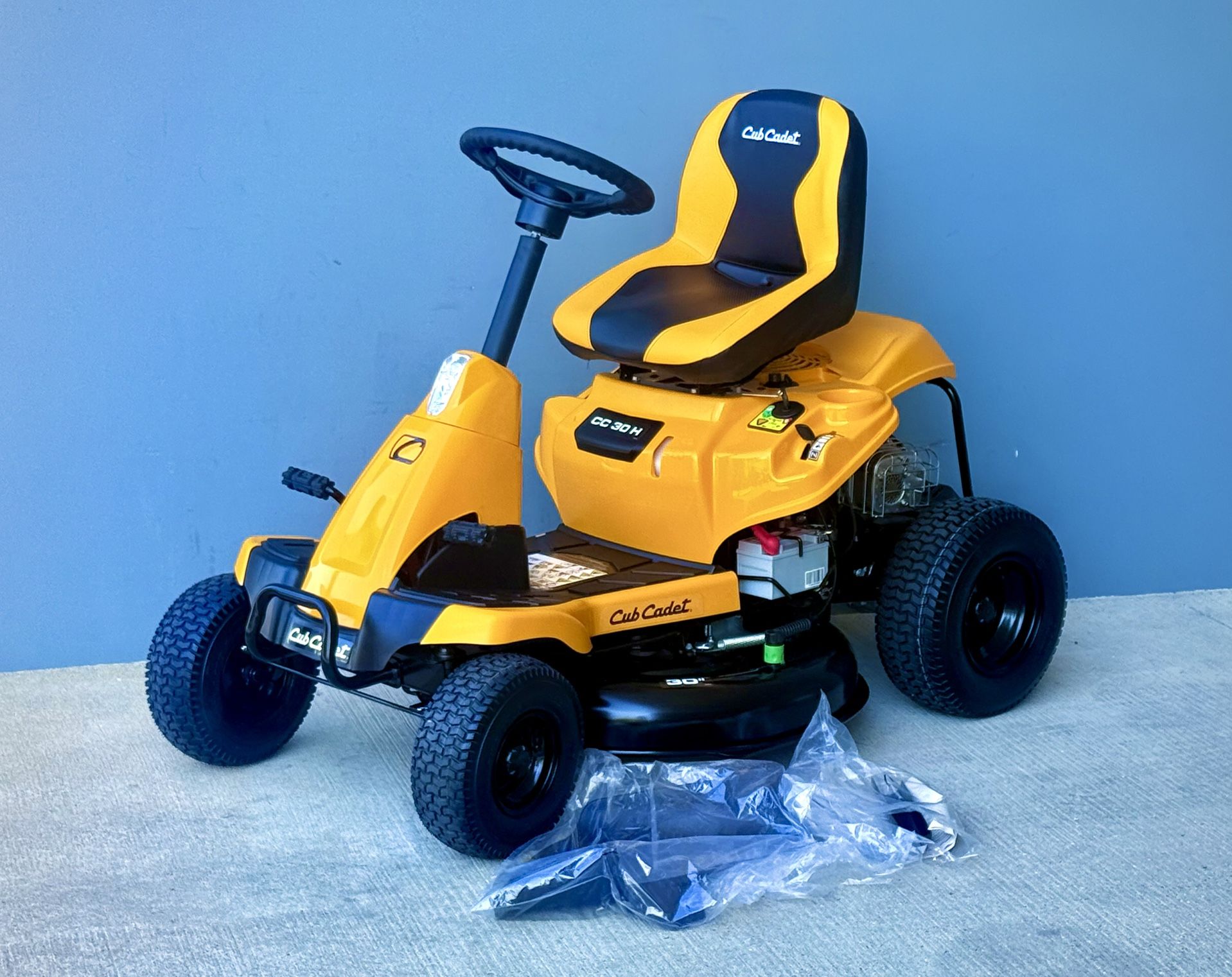 Brand new Cub cadet 30 in. 10.5 HP Briggs & Stratton Engine Hydrostatic Drive Gas Rear Engine Riding Mower with Mulch Kit Included