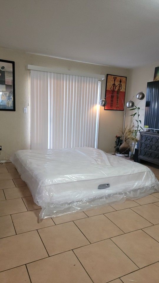 BRAND NEW KING SIZE WESTIN HEAVENLY MATTRESS FOR SALE! IN EXCELLENT CONDITION, FREE DELIVERY,GREAT DEAL!!!