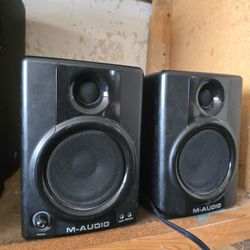 M audio av40 powered studio monitor speakers