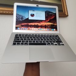 MacBook Air 13 Inch Mid 2011
Intel Corei5 1.8ghz
/Ram 4GB/128 SSD