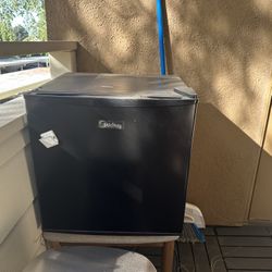 Midea Mini Fridge • Black
