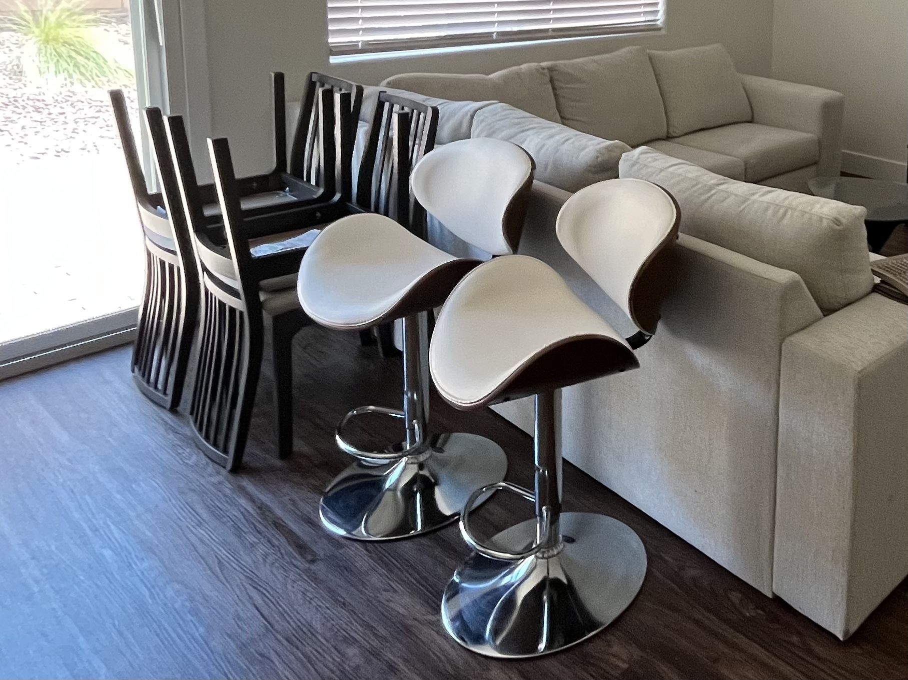 Adjustable Height Swivel Bar Stool