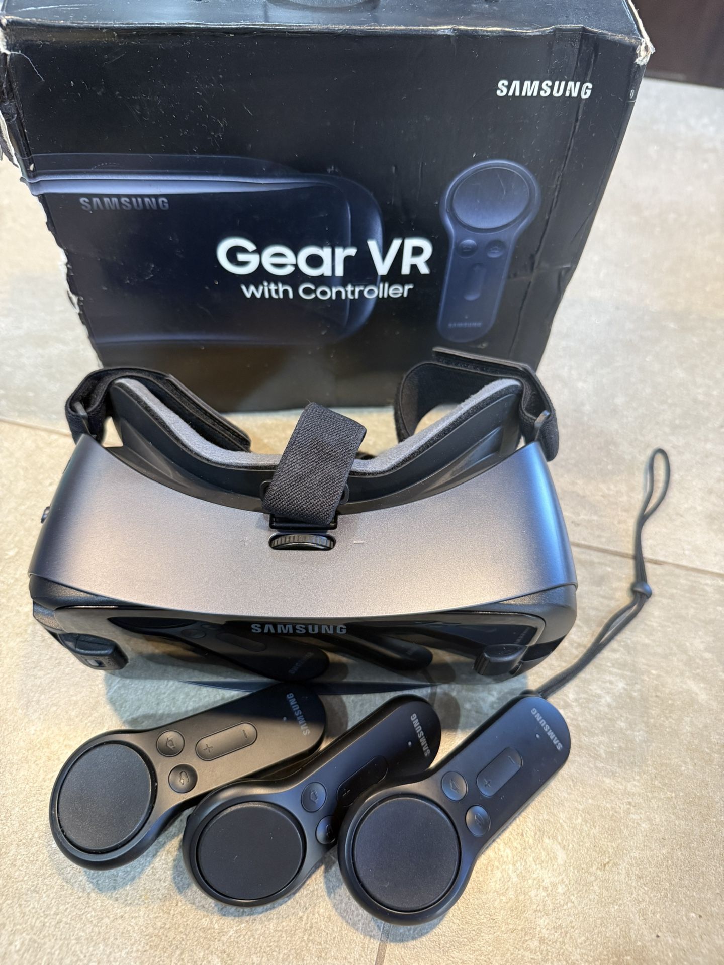 Samsung Gear VR SM-R324 With 3 Controllers - Complete - Powered by oculus
