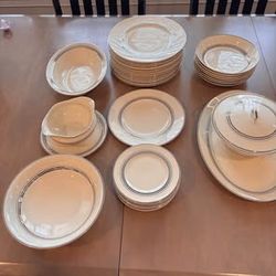 Vintage Syracuse China dish set in the Old Ivory pattern (marked Syracuse China O.P. Co.