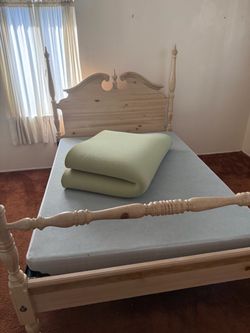 Broyhill Queen Bedframe. Pick up in 90045
