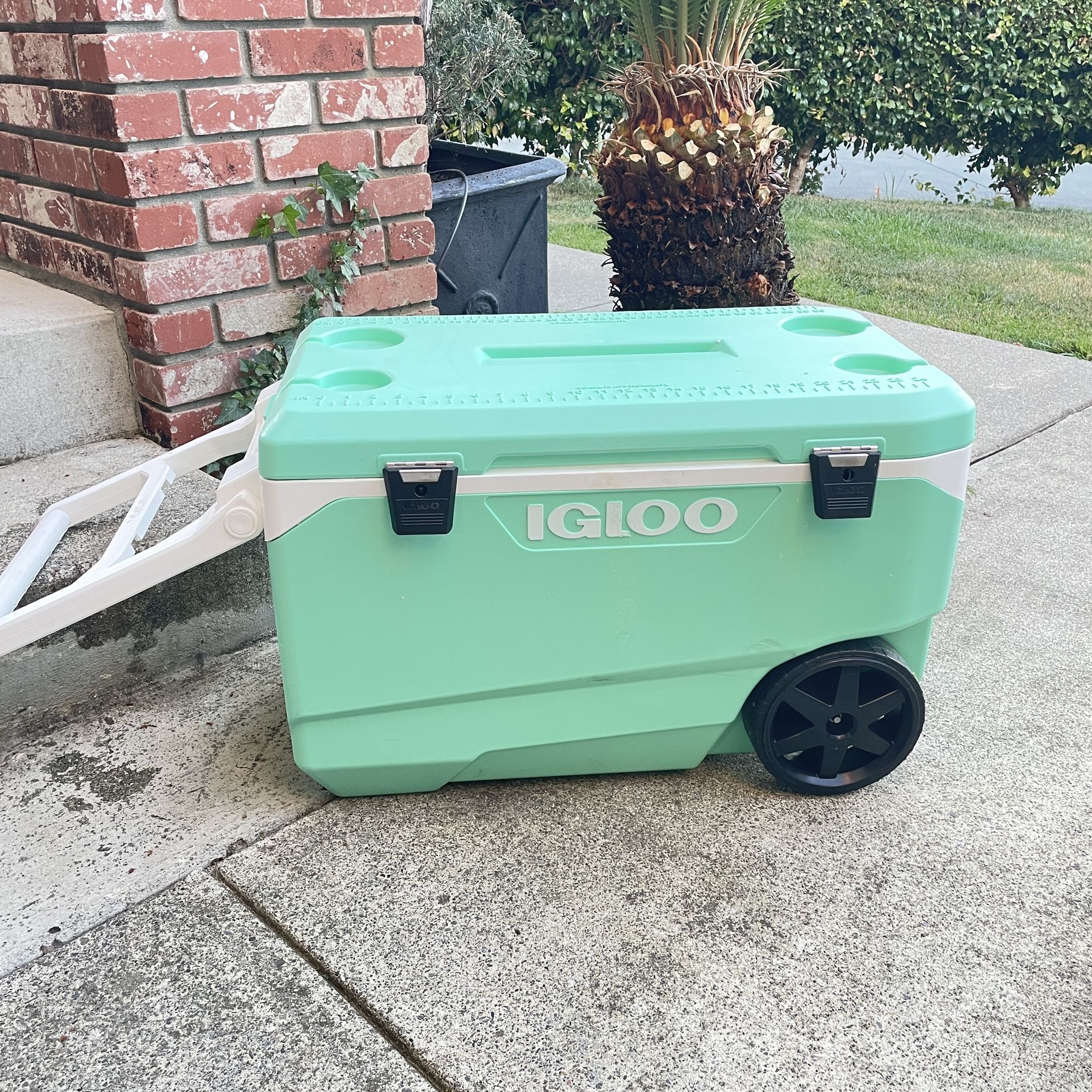 Like NEW, IGLOO 90qt Roller Cooler. Only Used Once
