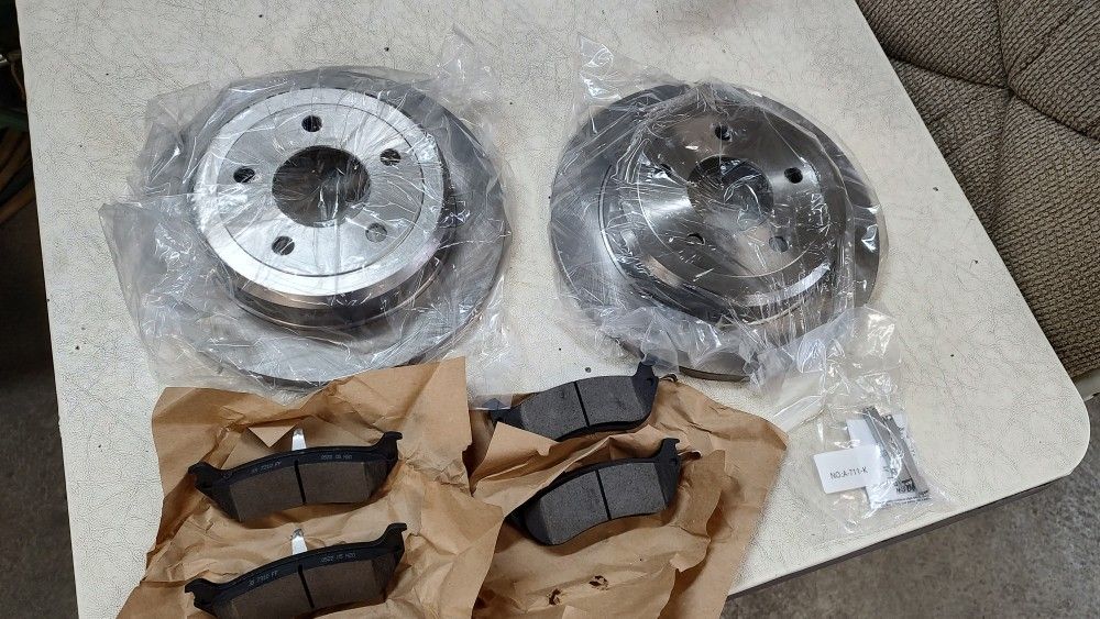 Brand New Ford Lincoln Brake Pads And Rotors 