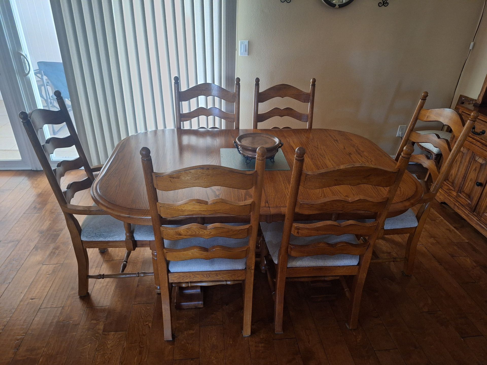 Dining room Table And Chairs