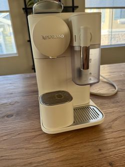 De’Longhi Nespresso Lattissima One Coffee Machine