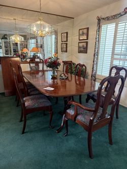 Dining Table. 2 Extra Pieces